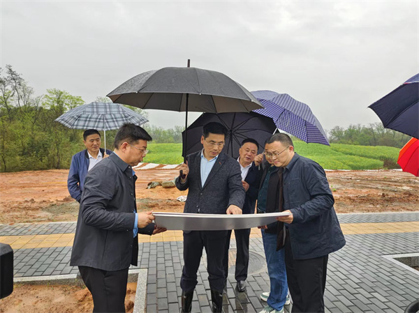 4月2日，洪董，潘總陪同王奇勇縣長一行調研重點項目1.jpg