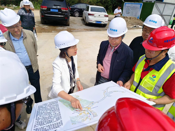 5月9日，江卓琪付市長調研新安江防洪治理工程，張總陪同。.jpg