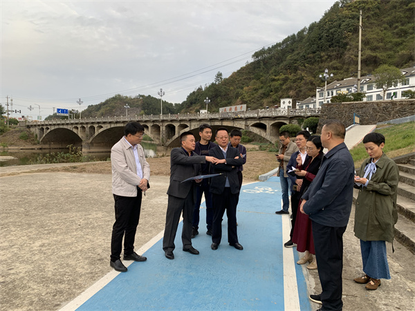 10月25日，縣委書記汪凱調研豐樂河濱江公園項目.jpg