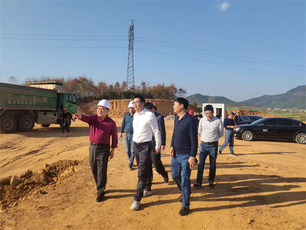 11月8日，縣長王奇勇一行調研糧食產業園項目，黃山徽投集團黨委書記、董事長洪筱明陪同。.jpg