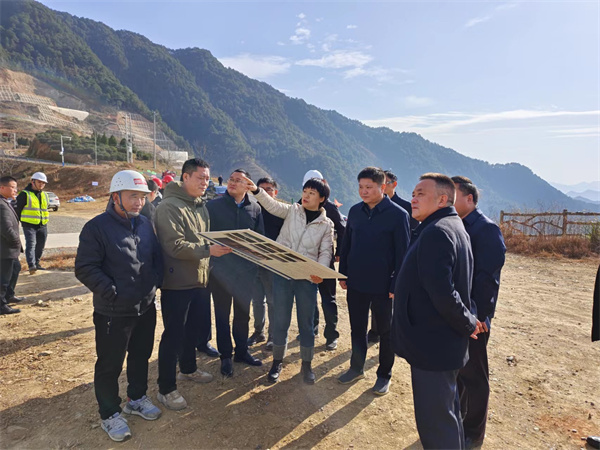 12月6日，洪董，余總陪同詹凱縣長一行調研湖田山景區項目.jpg